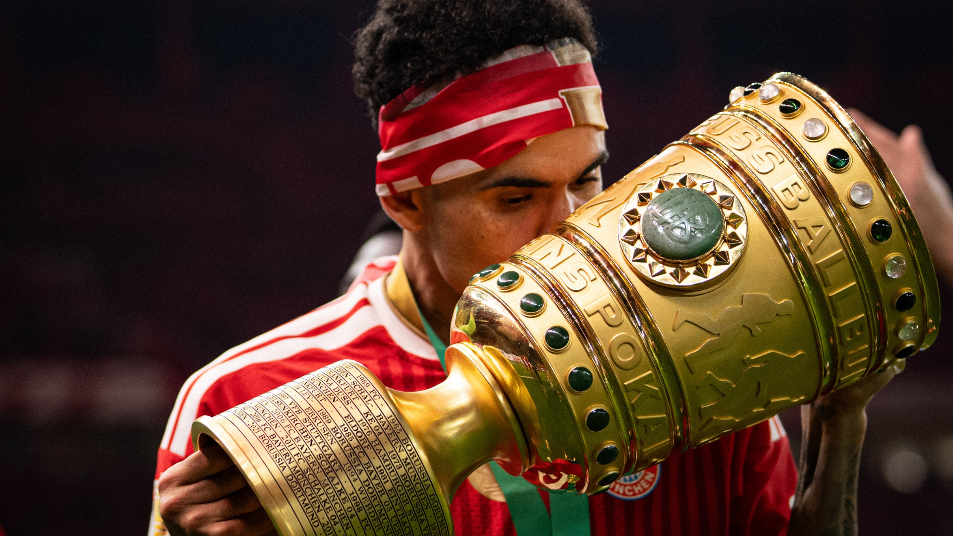 Luis Díaz besando el trofeo de la Pokal